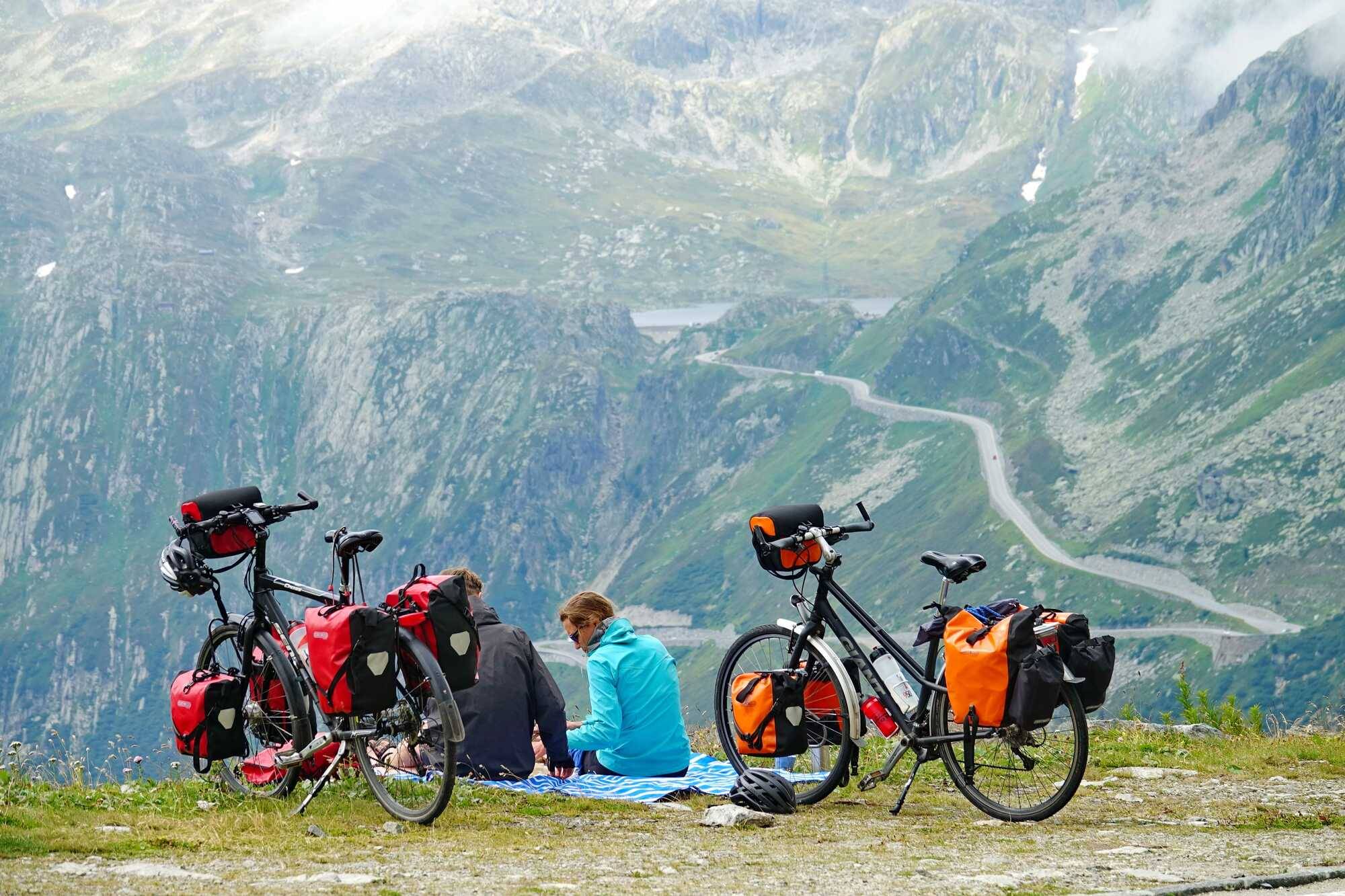 Homme Adulte Et Un Garçon Avec Deux Vélos En Casques Près Du Lac